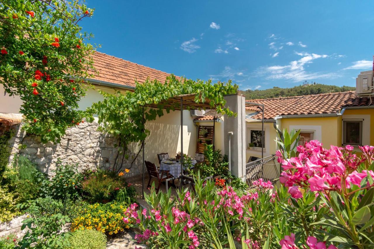 Mediterranean Terrace Apartment With Bikes & Sup Skradin Esterno foto