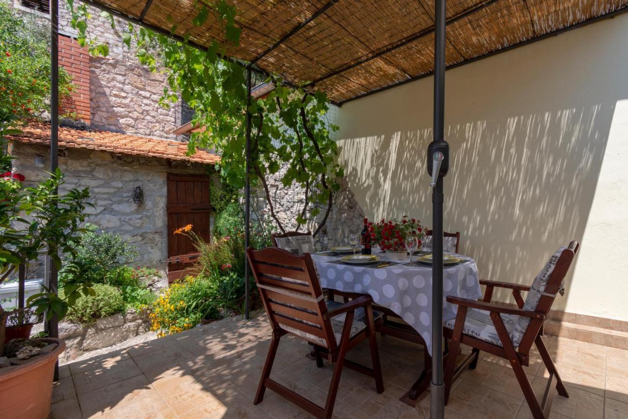 Mediterranean Terrace Apartment With Bikes & Sup Skradin Esterno foto