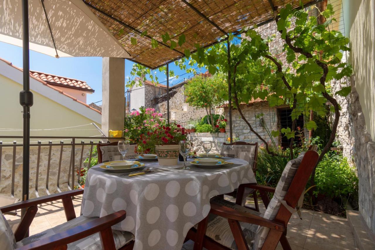 Mediterranean Terrace Apartment With Bikes & Sup Skradin Esterno foto
