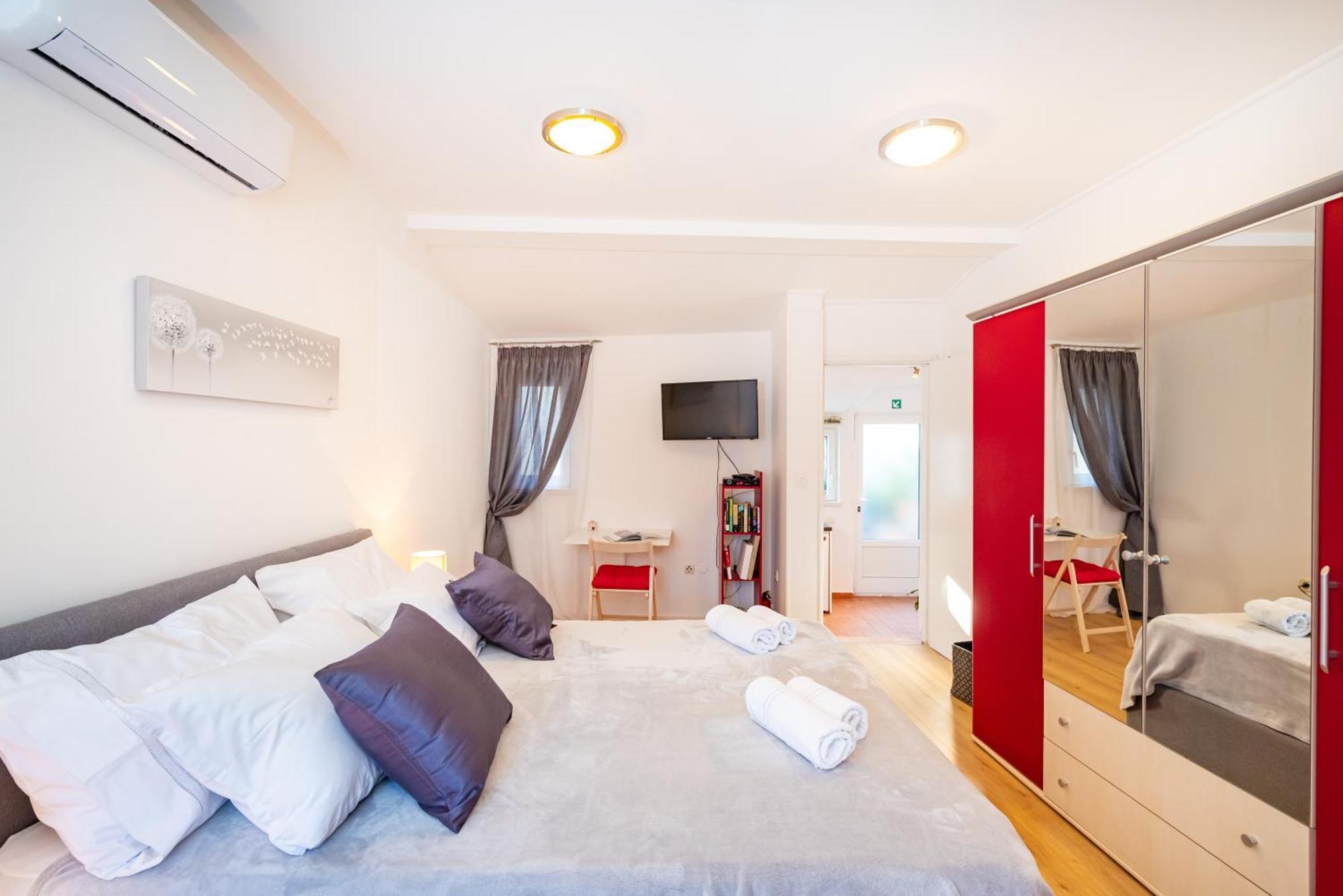 Mediterranean Terrace Apartment With Bikes & Sup Skradin Esterno foto