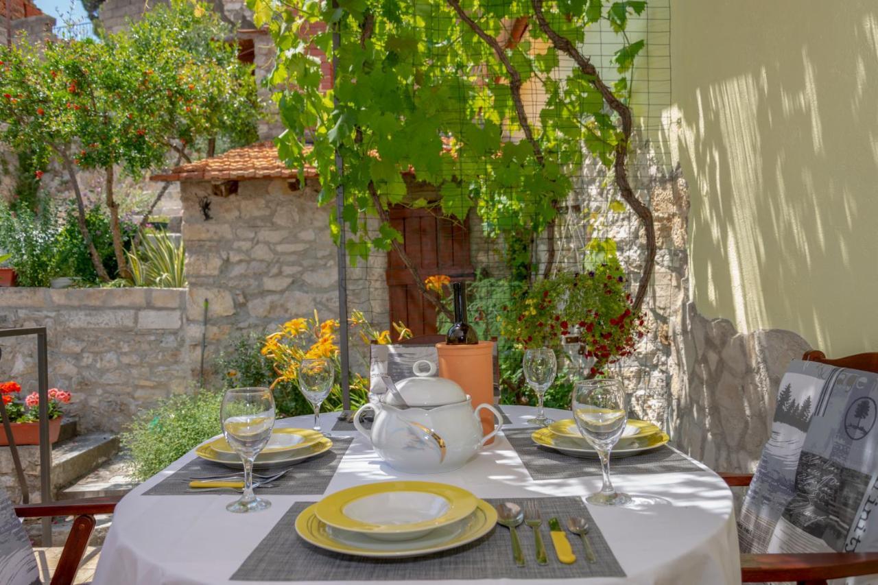 Mediterranean Terrace Apartment With Bikes & Sup Skradin Esterno foto